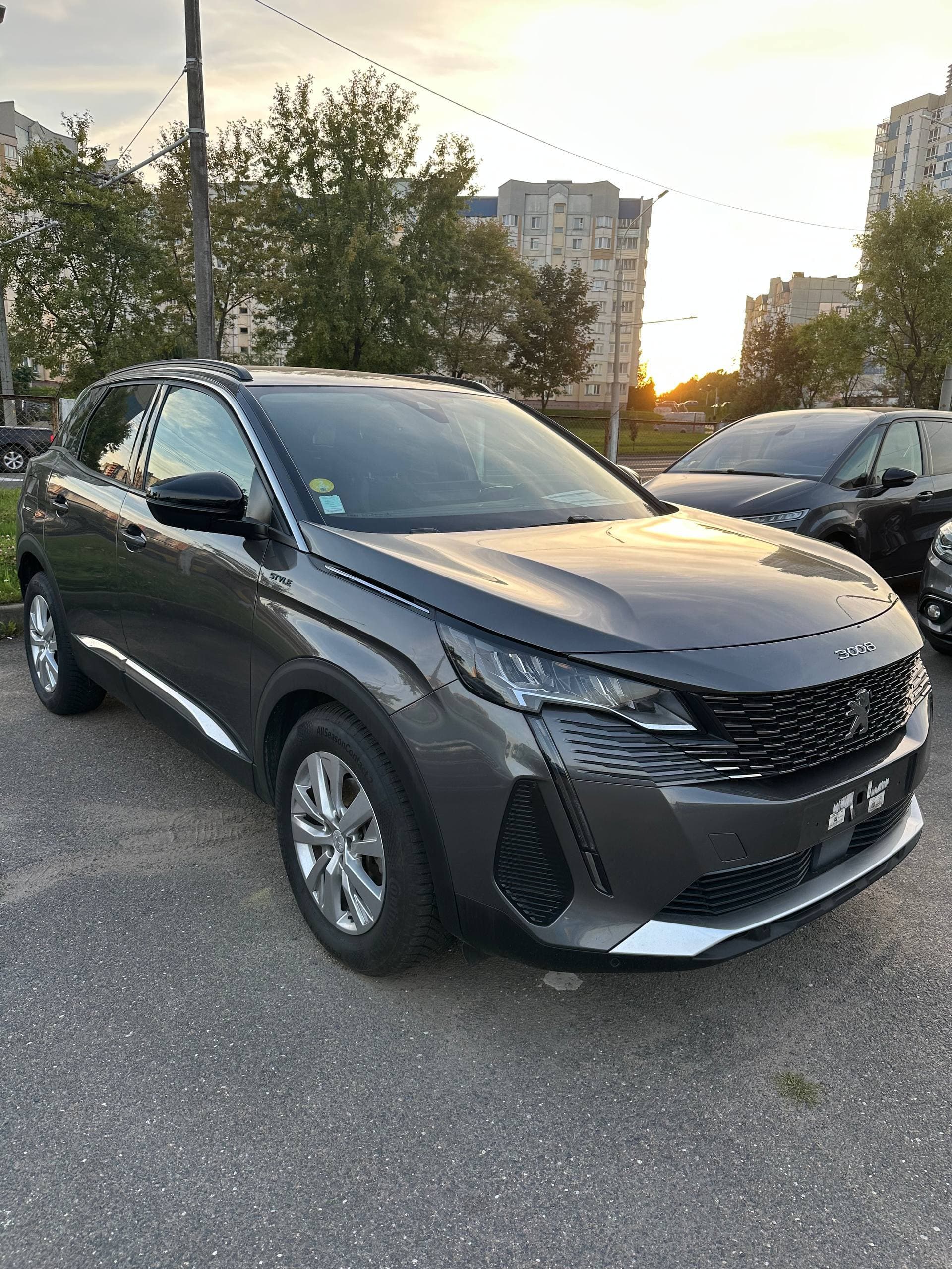 Серый Audi на парковке
